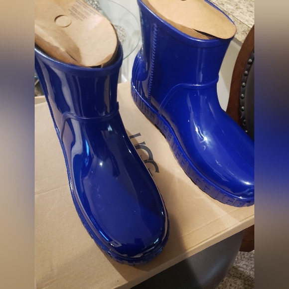 NWT UGG "Drizlita" Rainboots. - Picture 2 of 5